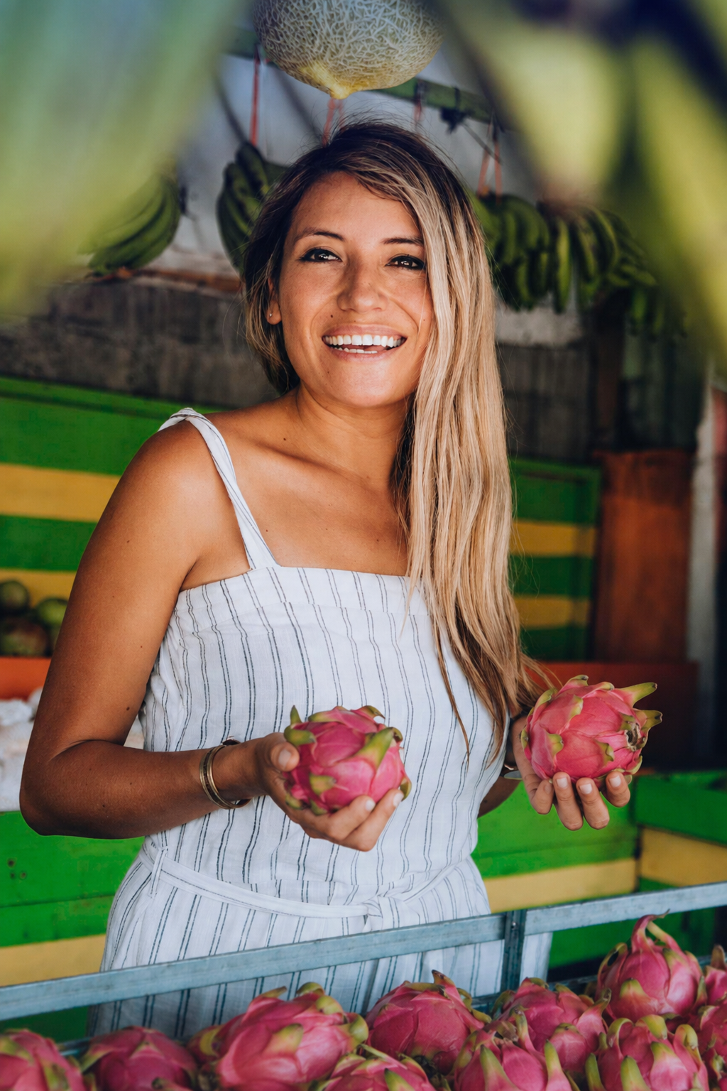 Empreendedora sorrindo em seu negócio